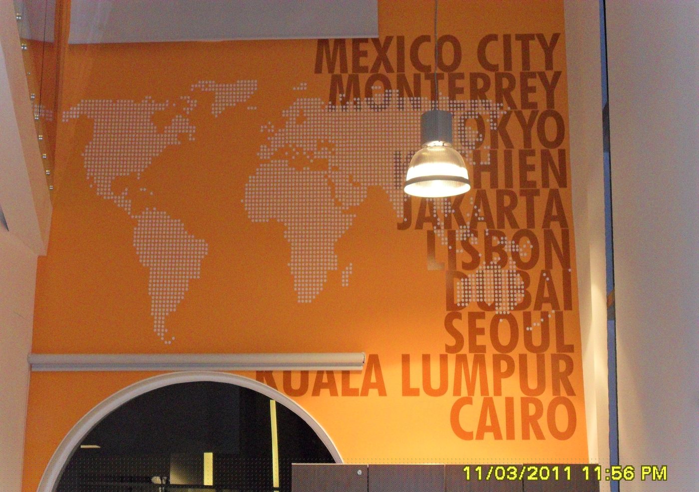 Señalización corporativa en vinil cortado, instalación de Eclipse Publicidad