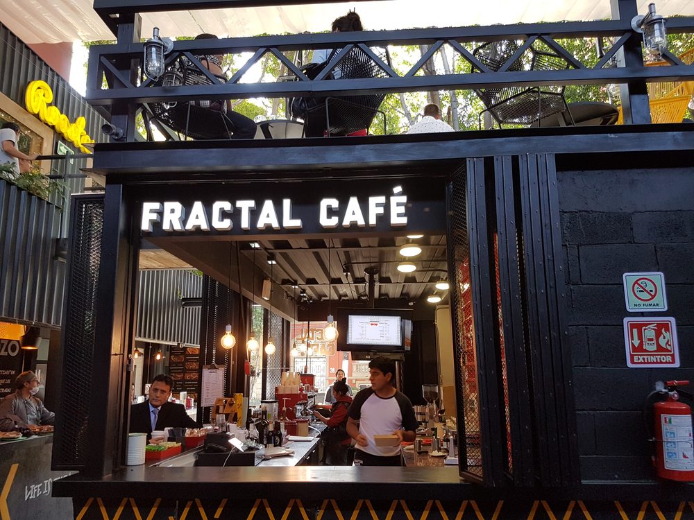Interior iluminado de Fractal Café