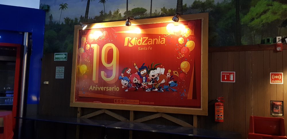 Vinil conmemorativo 19 aniversario KidZania