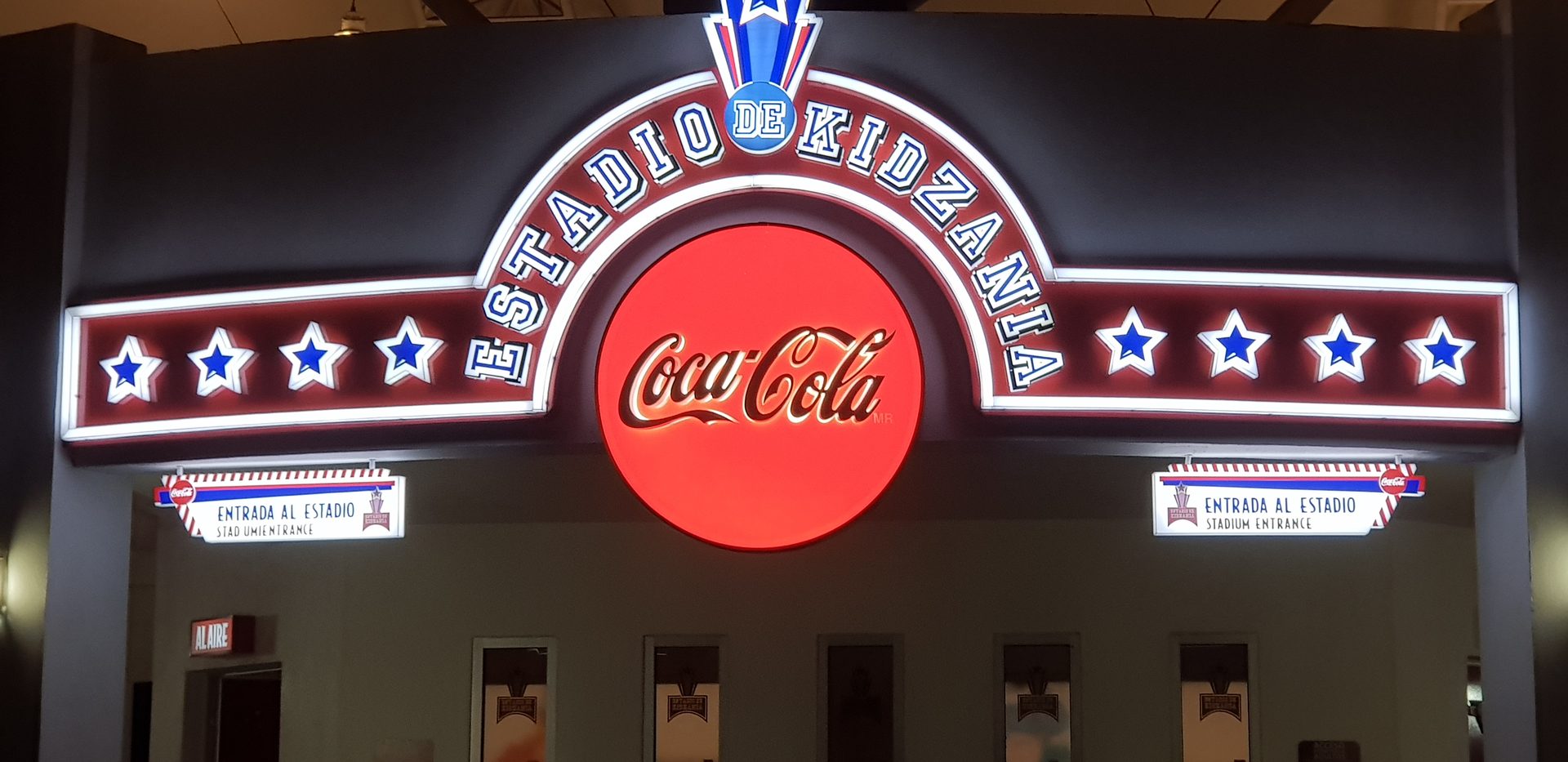Arco luminoso Coca-Cola en Estadio KidZania