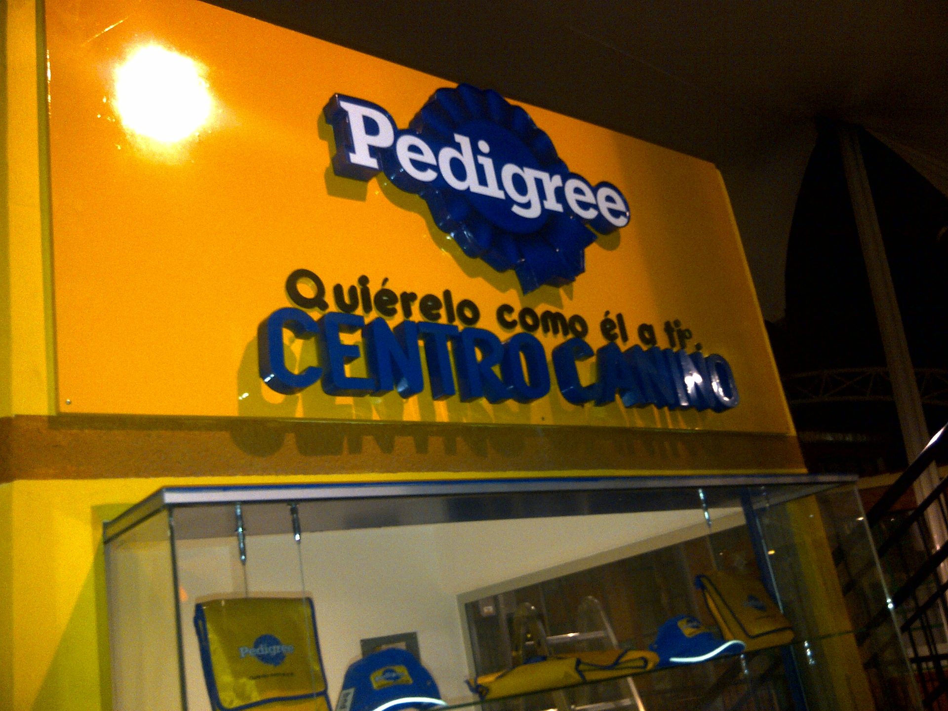 Rótulo luminoso Pedigree sobre fachada de tienda